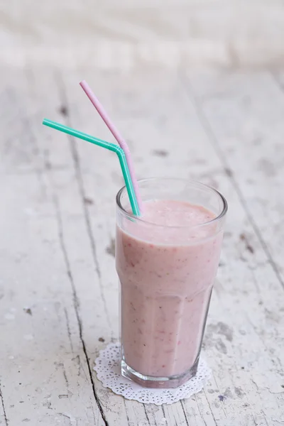 Erdbeer-Bananen-Smoothie gesundes Trocknen mit Joghurt lizenzfreie Stockbilder