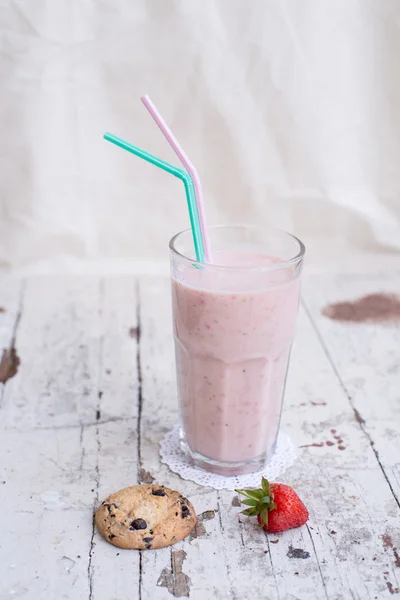 Erdbeer-Bananen-Smoothie gesundes Getränk mit Joghurt lizenzfreie Stockbilder