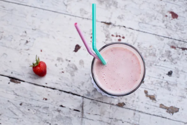 Erdbeer-Bananen-Smoothie gesundes Getränk mit Joghurt Stockbild