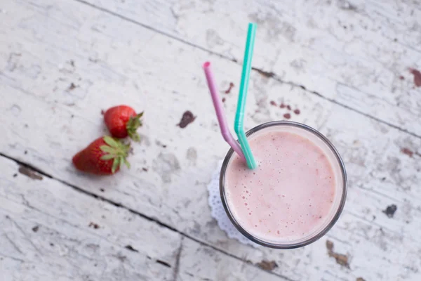 Erdbeer-Bananen-Smoothie gesundes Getränk mit Joghurt lizenzfreie Stockfotos