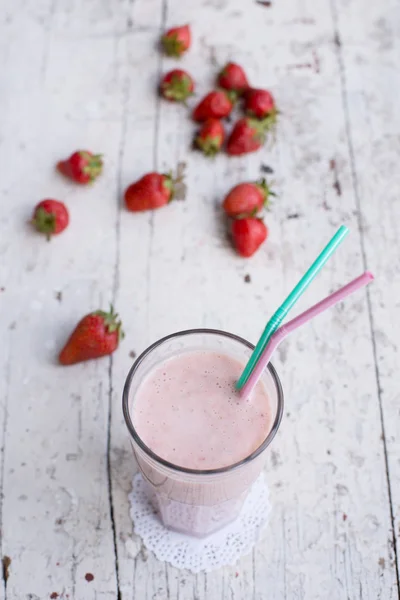 Batido de fresa y plátano Bebida saludable con yogur Imagen de archivo