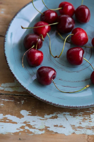 Ceramic plate of red juicy cherries — Stock fotografie