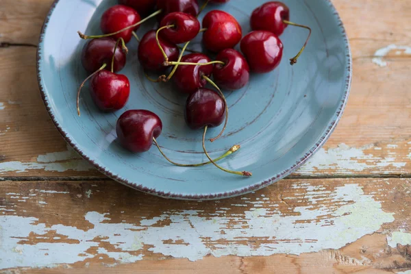 Placa de cerámica de cerezas rojas jugosas — Foto de Stock