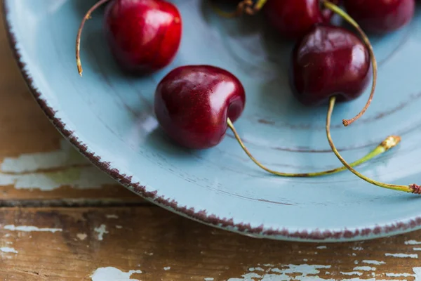 Ceramic plate of red juicy cherries — Zdjęcie stockowe