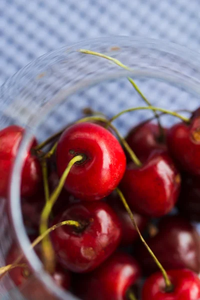 Cerezas rojas en un tazón de vidrio frutas de verano — Foto de Stock