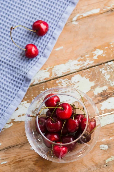 Red cherries in a glass bowl summer fruits — Zdjęcie stockowe