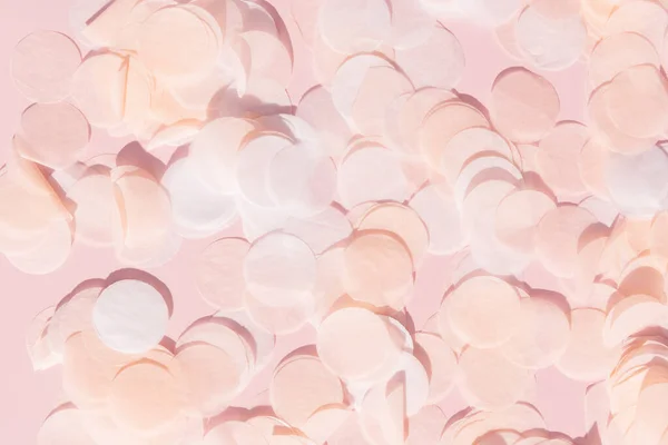 Branco rosa e papel confetti em um fundo rosa pastel — Fotografia de Stock