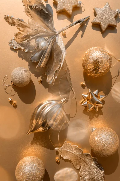 Lujoso oro Navidad plano de varios adornos sobre un fondo dorado —  Fotos de Stock