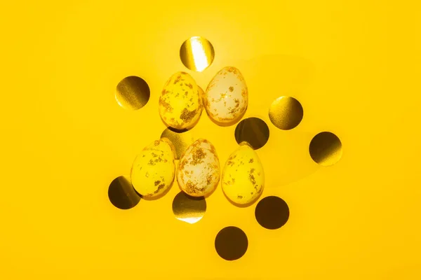 Geelwitte paaseieren geschilderd met goud met grafische schaduw — Stockfoto