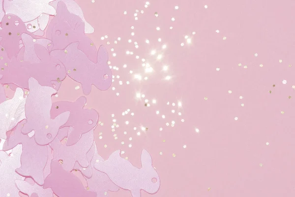 Coelho rosa Páscoa confetti em um fundo rosa coral — Fotografia de Stock