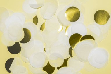 beyaz ve altın kağıt konfeti pastel sarı çerçeve tonlama