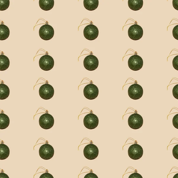 Botella de brillo patrón de adorno de Navidad verde sobre fondo beige —  Fotos de Stock