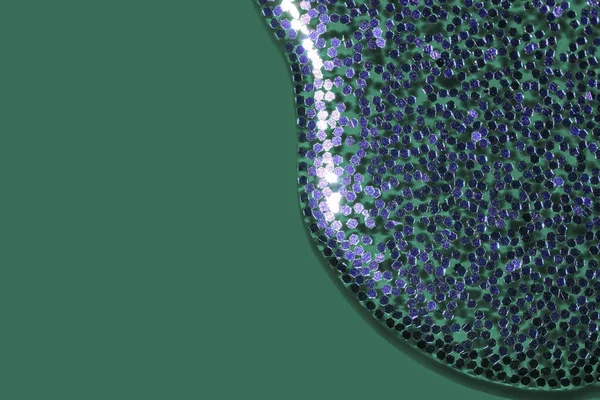 Ρίχνει μωβ glitter υγρό σε ένα πράσινο φόντο tidewater — Φωτογραφία Αρχείου