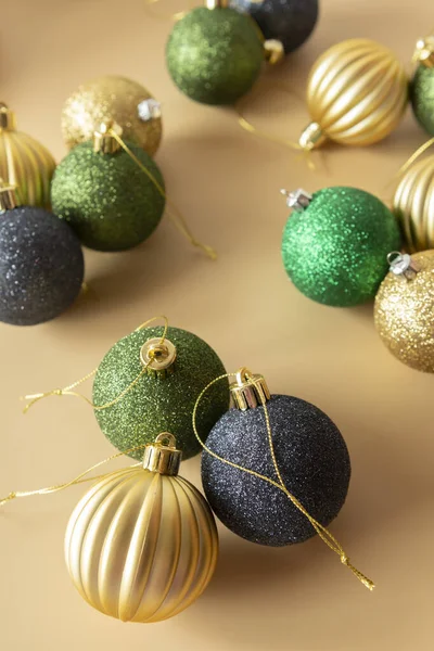Oro verde y adornos azules de Navidad sobre un fondo beige —  Fotos de Stock
