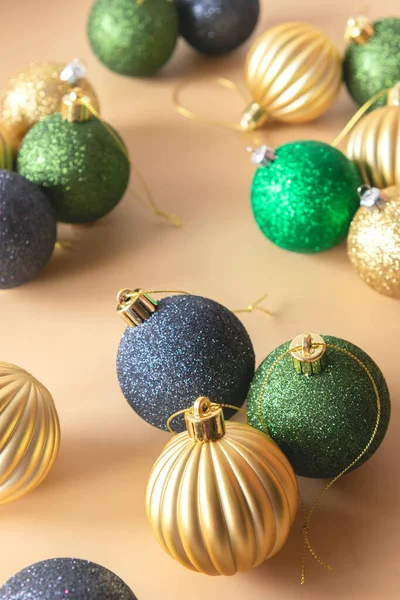 Oro verde y adornos azules de Navidad sobre un fondo beige —  Fotos de Stock