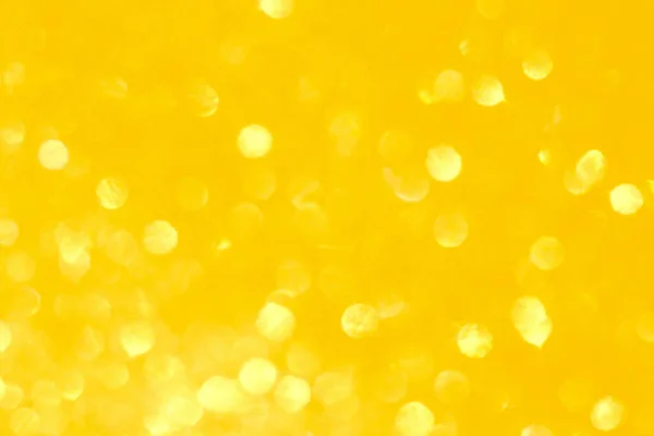 Желтые десфокусированные огни глайтера боке на фоне солнечных летних вибраций тонируются — стоковое фото
