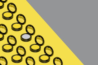 Pastel sarı arka planda göz farı deseni.