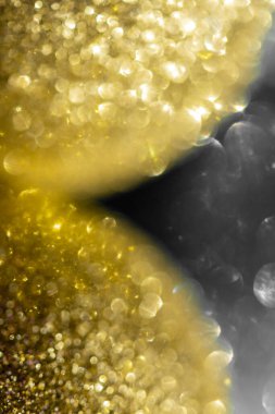 Odaklanamayan noel topları arka planda parıldıyor