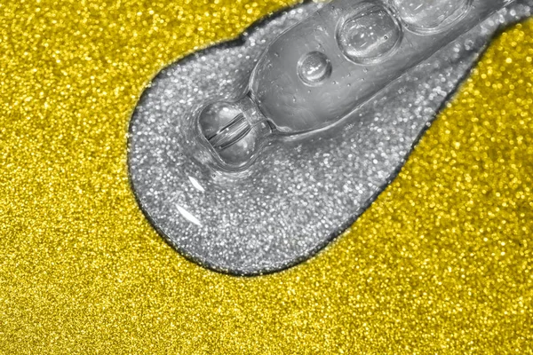 キラキラした背景に液体を注ぐピペットのマクロ — ストック写真