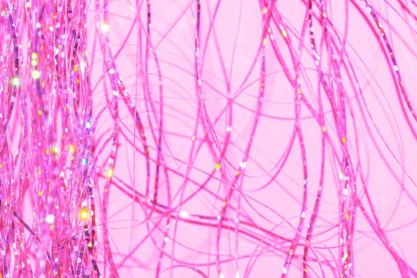 Праздничная голографическая мишура бахрома детали на розовом фоне — стоковое фото