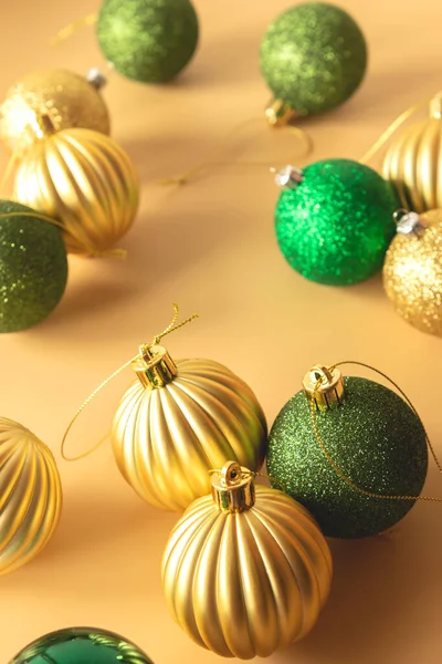 Bolas de Navidad verde y oro sobre un fondo beige —  Fotos de Stock