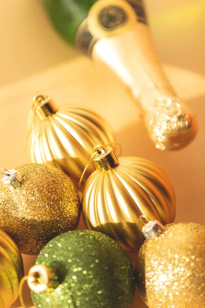 Bolas de Navidad verde y oro sobre un fondo beige —  Fotos de Stock
