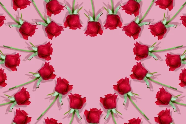 Cornice modello rose rosse a forma di cuore su sfondo rosa — Foto Stock