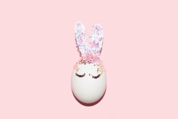 Bonito coelho da Páscoa forma ovo com olhos e brilhante brilho e confetes orelhas — Fotografia de Stock
