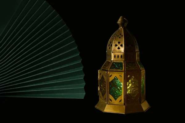 Bella lanterna tradizionale marocchina su sfondo smeraldo scuro — Foto Stock