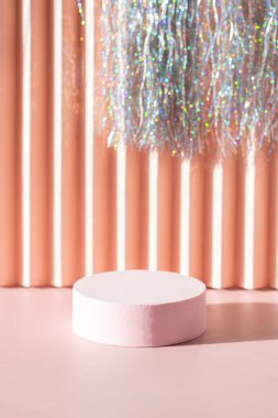 mercan pembe podyum gümüş renkli arka plan monokrom sahnesi