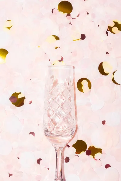 Flauti di champagne di vetro tagliato su un coriandoli di carta rosa e oro — Foto Stock