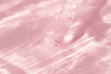 Dökümlü bir pipetin detayları ve gölgeli damlacıklar.