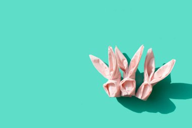 Pembe kağıt peçeteli origami Paskalya tavşanları.