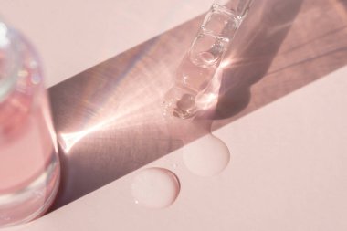 Dökümlü bir pipetin detayları ve gölgeli damlacıklar.