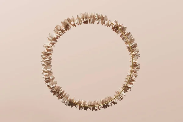 Renderização 3d de moldura de anel dourado coberto com cogumelo como matéria em um fundo bege — Fotografia de Stock
