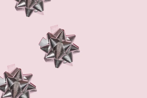 Pastel pembe arka planda gümüş metalik yıldız kurdelesi — Stok fotoğraf