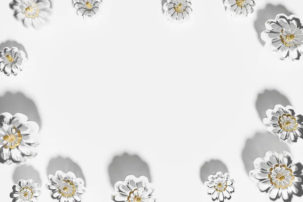 흰색 바탕에 투명 한 유리 호박틀을 사용하는 3d — 스톡 사진