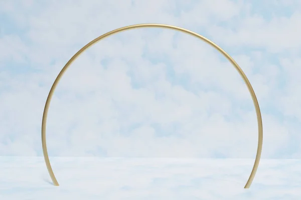 3d render de um anel de ouro arco com um céu nublado cena fundo — Fotografia de Stock