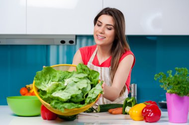 Taze yeşil salata ile büyük bir kase holding