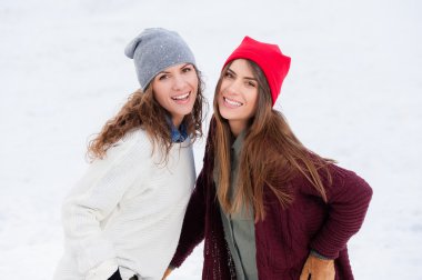 Bir soğuk kış günü açık havada mutluluk.