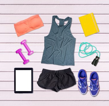 Spor kıyafeti ve ekipman ahşap zemin üzerinde.