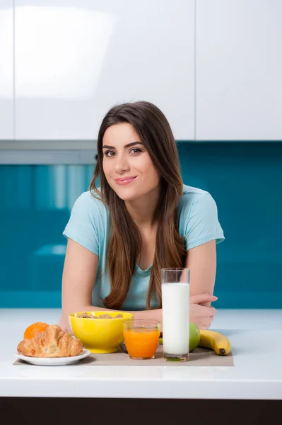 Young woman eating breakfast — Stock Photo, Image