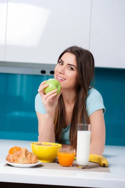 Healthy breakfast with cereals and fruits — Stock Photo, Image