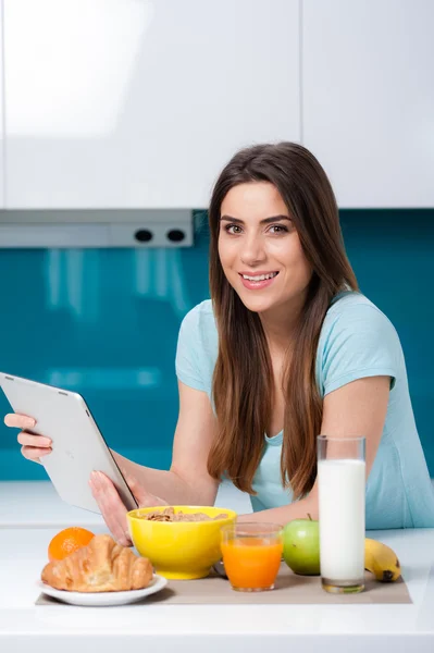 自宅で朝食を取る現代の女性 — ストック写真