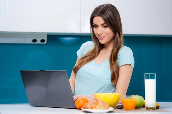 Mulher moderna tomando café da manhã em casa e verificando seu correio, ou compras on-line — Fotografia de Stock