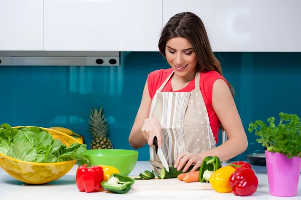 Glückliche Frau, die kocht und Spaß hat — Stockfoto