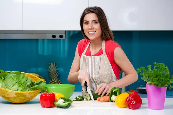 Mulher feliz cozinhar e ter um bom tempo — Fotografia de Stock