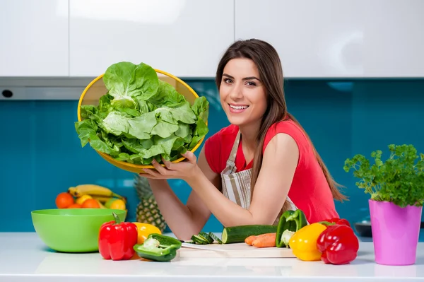 Holding a big bowl with fresh green salad — Stock Photo, Image