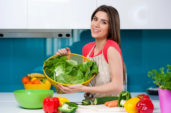 In der Hand eine große Schüssel mit frischem grünen Salat — Stockfoto