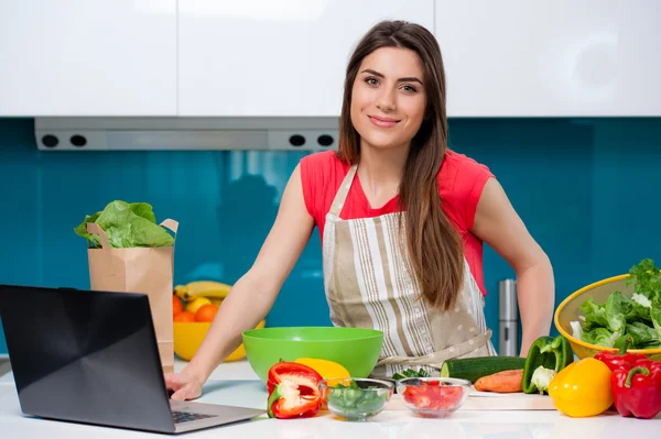 Buscando recetas en línea . —  Fotos de Stock